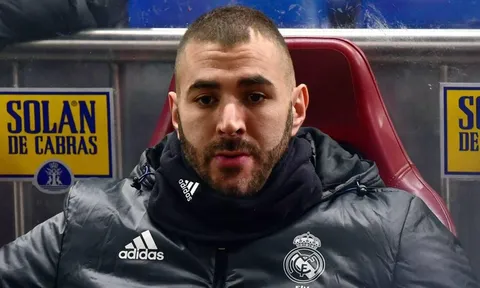 Fan Real Madrid quay lưng với Benzema