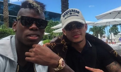 Fan săn đón Pogba khi ăn tối cùng Depay