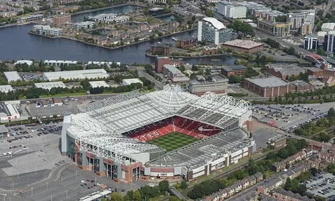Fan trốn vé bằng cách qua đêm trong toilet sân Old Trafford