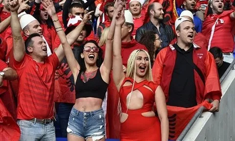 Fan nữ Albania tiếp tục "đại náo" trên khán đài