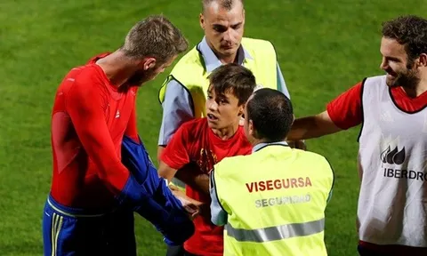 De Gea cởi áo tặng fan nhí trên sân tập