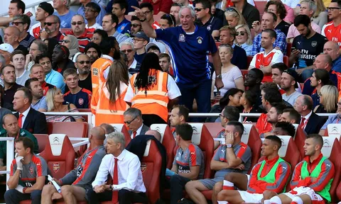 CĐV	Arsenal chỉ tay chửi thẳng mặt HLV Wenger