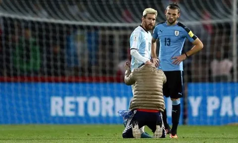 Messi lại bị fan "cuồng" vái lạy giữa sân