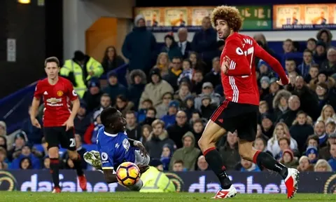 Fellaini sống khó tại Man Utd, West Ham liền vào cuộc