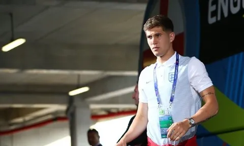 Lần đầu tiên Pep nhận xét về trò mới John Stones