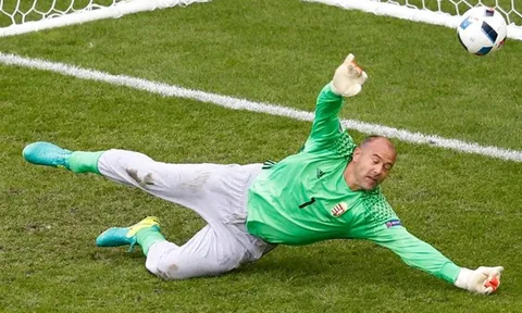Gabor Kiraly: Lão già gân và chiếc quần dài màu xám