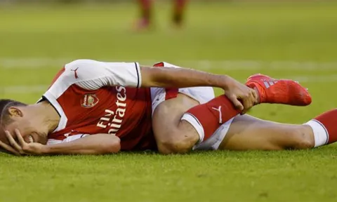 Gabriel chấn thương nặng, Arsenal tan tác hàng thủ
