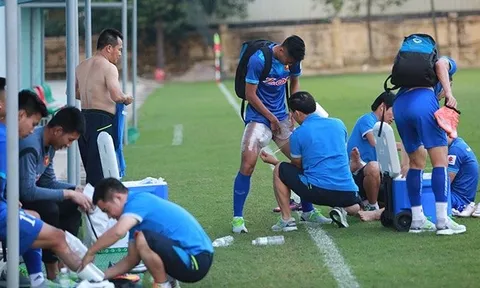 Gần nửa quân số tuyển Việt Nam phải chườm đá