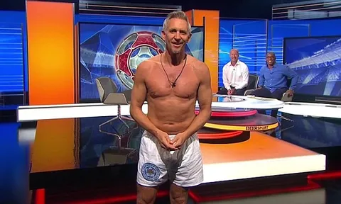Gary Lineker cởi đồ trên sóng truyền hình