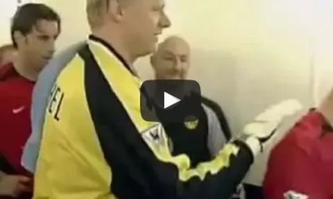 Gary Neville phũ phàng từ chối bắt tay Peter Schmeichel