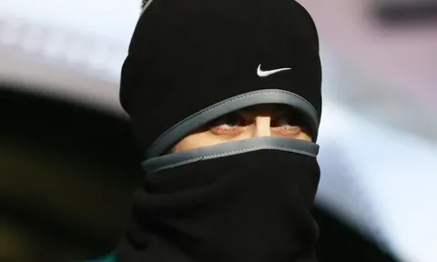 Gerard Pique hóa ninja, Messi tự sưởi ấm trên sân tập trước trận gặp Celtic