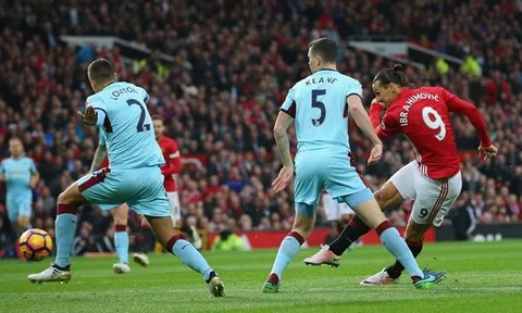 Ghi bàn đã kém, Ibrahimovic còn vô đối... phạm lỗi