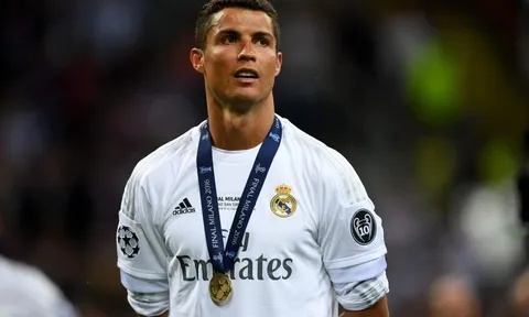 Gia hạn với Real, Ronaldo khiến Messi "hít khói" về lương bổng