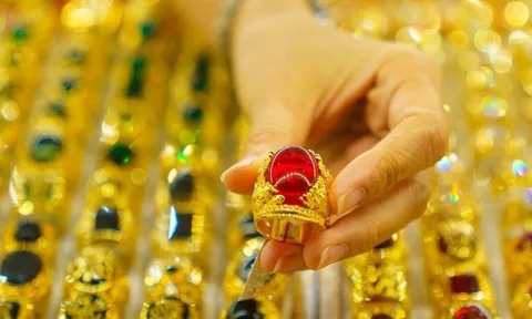 Giá vàng hôm nay 5/5/2026 lao dốc mạnh: Vàng trong nước giảm sâu chưa từng thấy