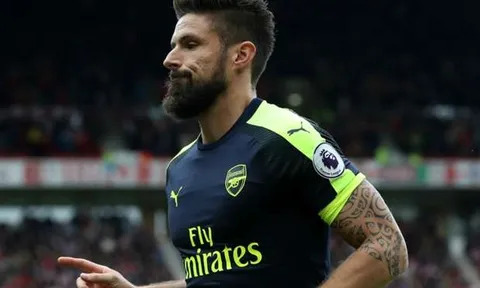 Giroud gặp khó vì đồng đội đá quá hay