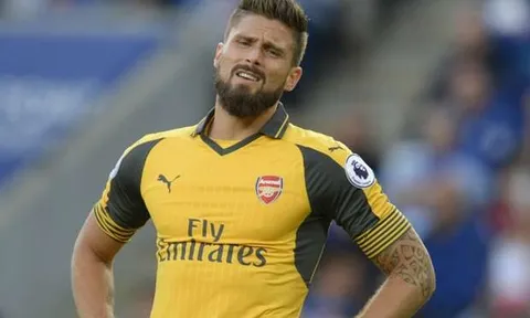 Giroud lại dự bị, CĐV Arsenal chất vấn Wenger