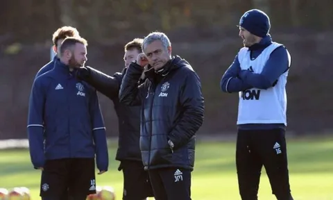 Giữa bão chỉ trích, Mourinho đăm chiêu nhìn học trò tập luyện
