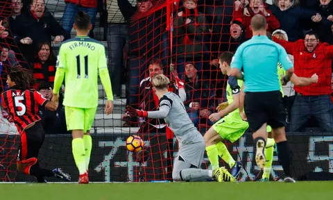 Hại đồng đội, sao Liverpool bị chê bai thậm tệ