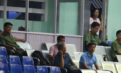 Bị cấm chỉ đạo, ông Hải dùng điện thoại liên hệ ban huấn luyện FLC Thanh Hóa