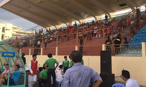 CĐV Hải Phòng làm loạn trên sân Nha Trang