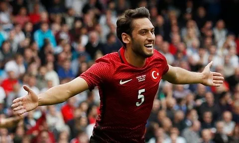 Hakan Calhanoglu - Người dọn cỗ quen thuộc cho Chicharito