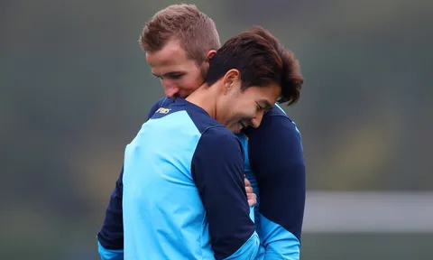Harry Kane và Son Heung-min ôm nhau thân thiết trên sân tập