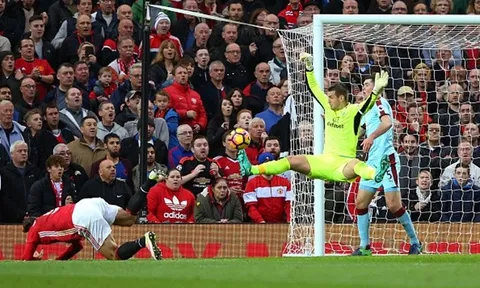 Herrera thẻ đỏ, Mourinho thất thần nhìn Ibra phung phí cơ hội