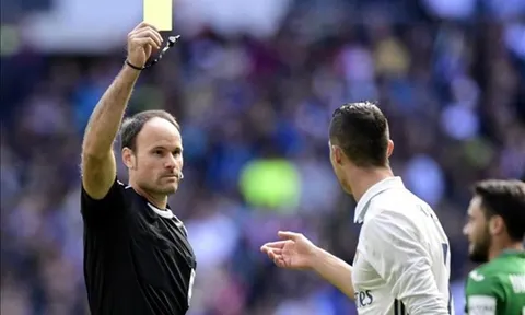 Hết quở trách, Ronaldo tiếp tục chửi thề