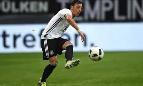 Mesut Oezil so sánh bản thân với Ronaldo