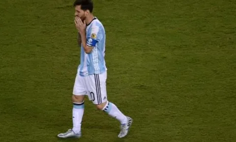 CĐV Chile thu về 700 triệu nhờ trái bóng sút hỏng của Lionel Messi