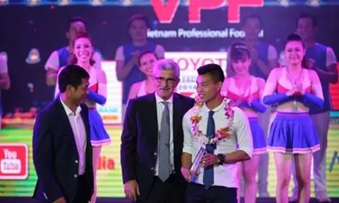 HLV Hữu Thắng bỏ dở Gala vì bị mất mặt