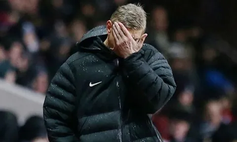 HLV Wenger nói gì khi Arsenal bị loại khỏi League Cup?