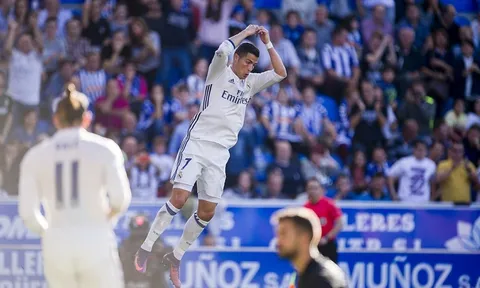 Hỏng pen, Ronaldo vẫn kịp có hat-trick để hủy diệt Alaves