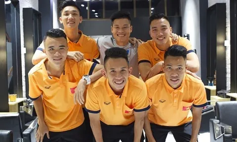 Hot boy U19 cùng đàn anh HAGL cắt tóc kiểu Beckham