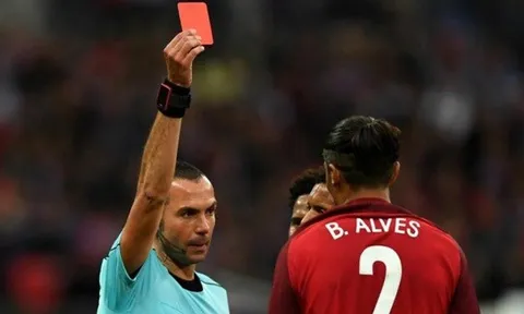 "Hung thần" Alves nói gì sau pha kung-fu vào mặt Kane?
