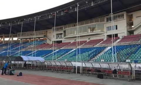 Thầy trò HLV Hữu Thắng làm quen sân "may mắn"