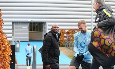 Huyền thoại Arsenal ngó lơ đội nhà, ghé thăm buổi tập của Man City