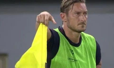 Totti nổi giận vì không được ra sân