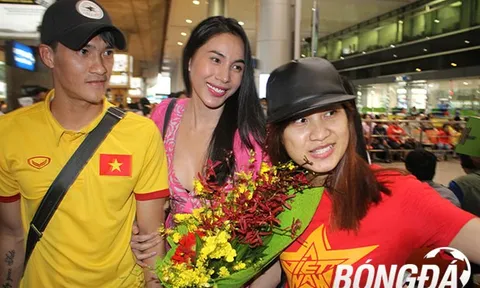 Thủy Tiên hạnh phúc bên Công Vinh ngày ĐT Việt Nam vô địch