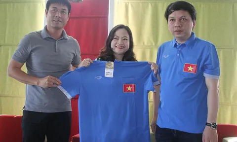 Đại sứ quán Việt Nam tại Myanmar thăm tặng quà cầu thủ Việt Nam