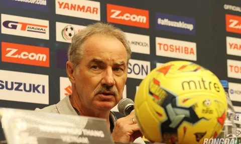 HLV Alfred Riedl: "Cơ hội vào chung kết chia đều cho Việt Nam và Indonesia"