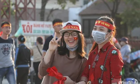 CĐV Việt Nam hào hứng tiếp lửa thầy trò Hữu Thắng trên sân Mỹ Đình