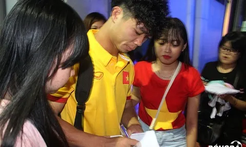 Fan lại quây kín Xuân Trường, Công Phượng ngày đầu hội quân cùng ĐT Việt Nam