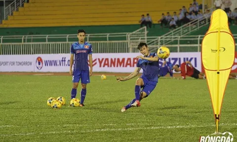 Thầy trò Hữu Thắng luyện bài tủ trước trận gặp Triều Tiên