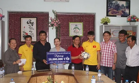 Thầy trò Hữu Thắng ngỡ ngàng với kiến thức bóng đá trẻ em làng SOS TP.HCM