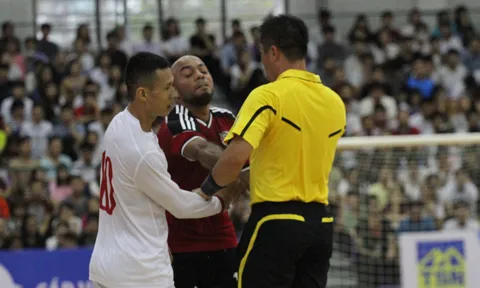 Cầu thủ Ai Cập phun nước miếng, đòi “tẩn” đội trưởng futsal Việt Nam
