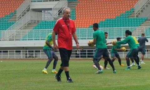 Indonesia than trời vì mặt sân Pakansari quá xấu