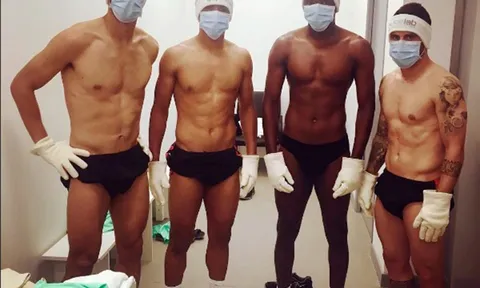 Sao Italia, Bồ Đào Nha gây bão ở "phòng tắm hơi sexy"