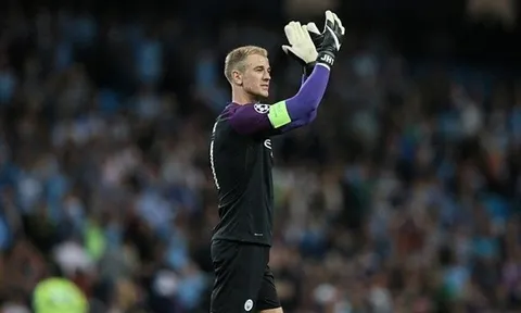 Joe Hart vẫy tay chào tạm biệt CĐV Man City trên sân Etihad