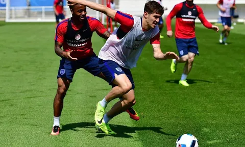 Guardiola ra giá 50 triệu bảng, Man United vẫn chưa chịu thua vụ John Stones